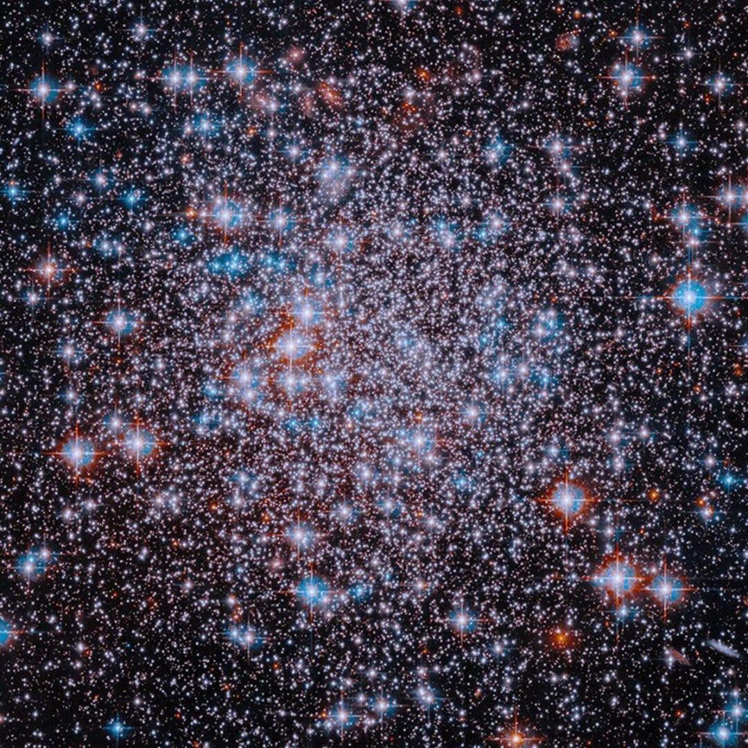 A close-up (cropped) view of the central region of NGC 6426. Credit: NASA, ESA, and A. Dotter (Dartmouth College); Processing: Gladys Kober (NASA/Catholic University of America)