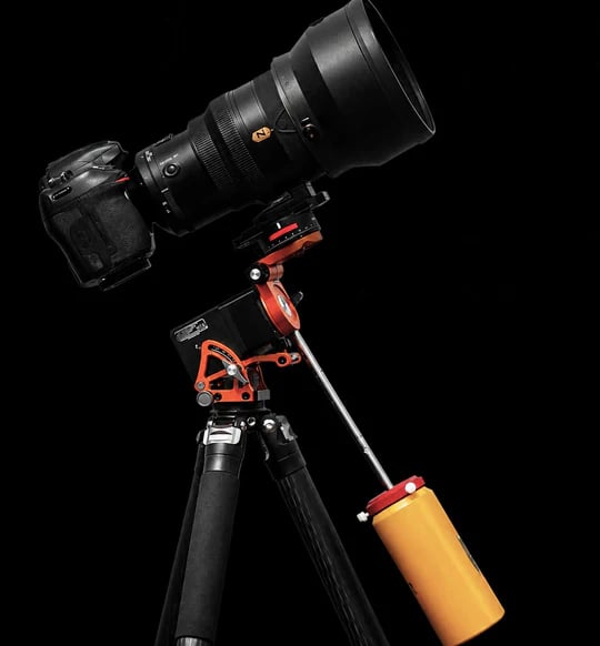 With a counterweight, the tracker supports the usage of heavier and higher focal length lenses and small telescopes
