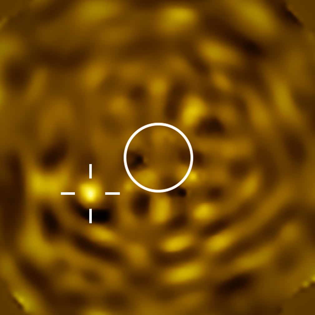 This image, taken with ESO’s Very Large Telescope (VLT), shows the clearest image ever of what likely is Betelgeuse B, a star orbiting Betelgeuse. Credit: ESO/M. Montargès et al.