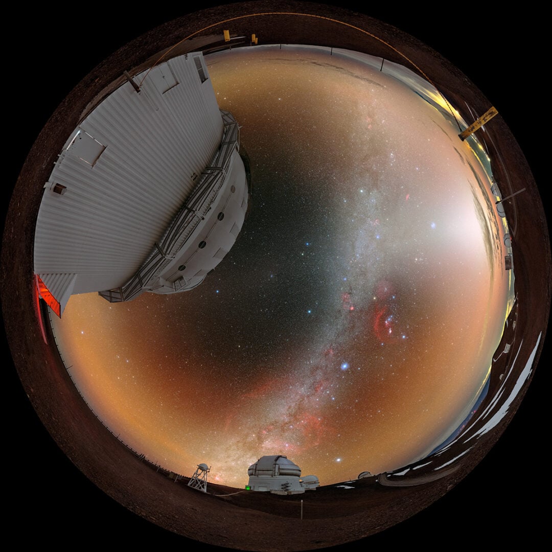 A fulldome image of the Gemini North Observatory and the night sky. Credit: International Gemini Observatory/NOIRLab/NSF/AURA/T. Slovinský