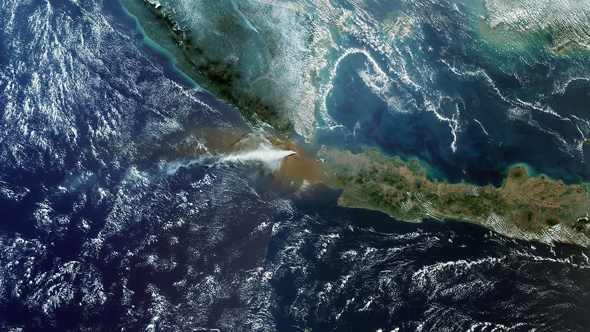 This image, captured by the Copernicus Sentinel-3 mission on Saturday, 5 September, shows a plume from the eruption of Anak Krakatau. Credit: Contains modified Copernicus Sentinel data (2026), processed by ESA